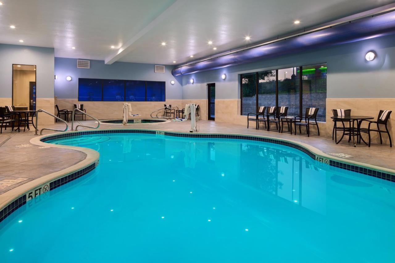 Holiday Inn Express & Suites Bridgeport By Ihg Exterior foto